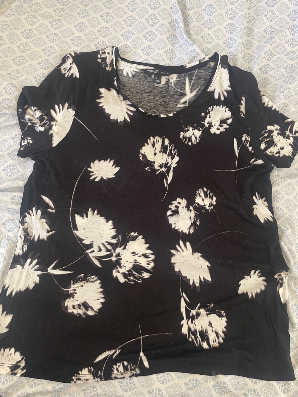 Simply Vera Vera Wang Black Scoop Neck Floral Short Sleeve Top